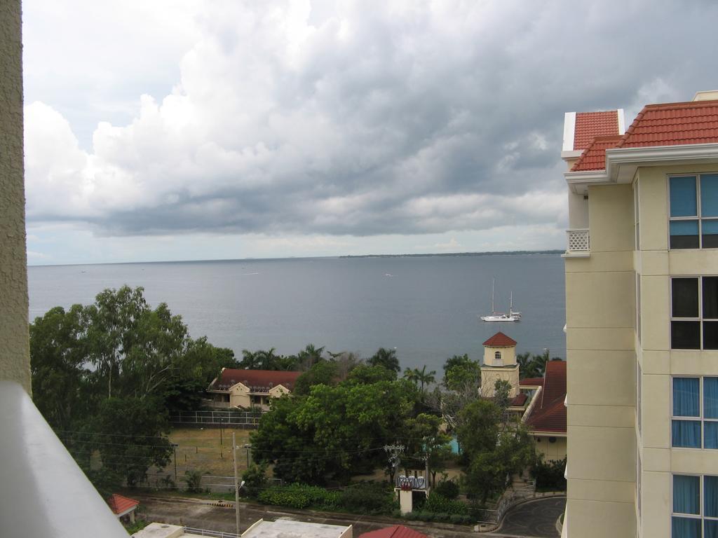 La Mirada Residence , Large 1 Bedroom Condo, Beaches , 3 Pools, Ocean Views, Fast Wifi, Netflix, Breakfast Included Lapu-Lapu City Quarto foto